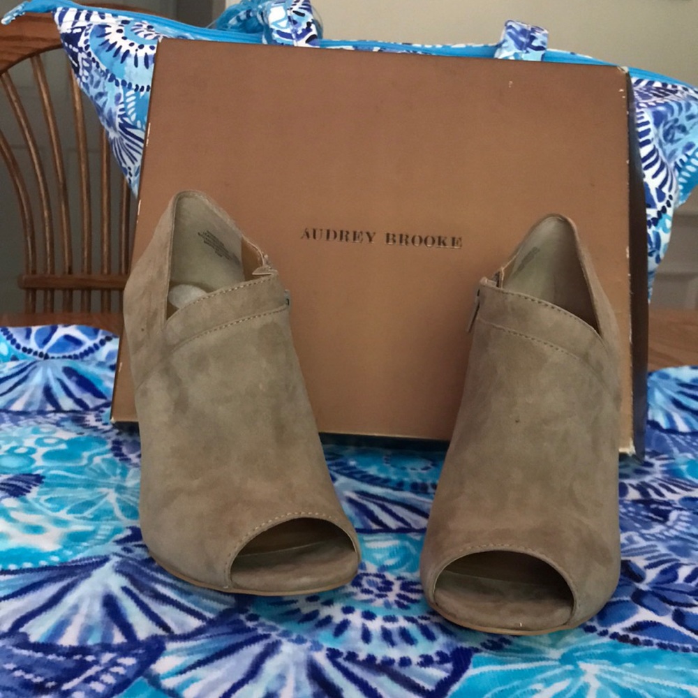 Like new Audrey Brooke mushroom peptoe bootie.